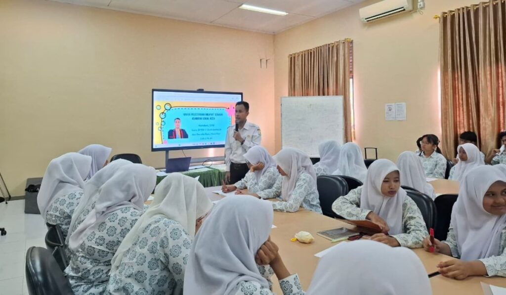 (Gambar 1: Bapak Hamdani membuka materi dengan memberi motivasi)