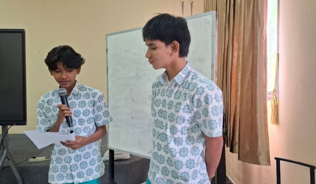 (Gambar 2: Perwakilan siswa mencoba membacakan hikayat Aceh)