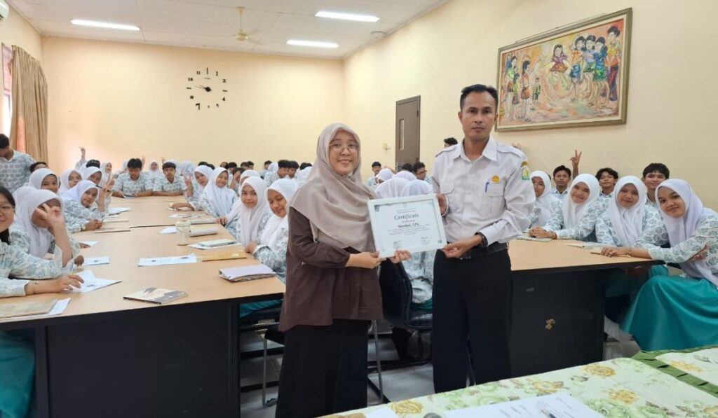 (Gambar 4: Penyerahan cenderamata kepada pemateri)